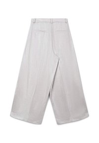 Pantaloni a gamba larga in tessuto argento chiaro, con una texture liscia, due tasche posteriori e una vita pulita e sagomata.