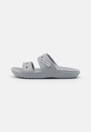 Lysegrå Crocs slide-sandal med to remme, ventilationshuller, tekstureret fodseng og Crocs-logo på den øverste rem.
