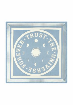 Tissu bleu clair avec des phases blanches du soleil et de la lune en cercle et le texte "Trust the Universe Forever" autour du design.