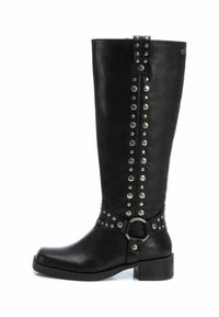 Botas de cuero negras hasta la rodilla con acentos de tachuelas, una correa ancha con un anillo de metal y un talón reforzado.