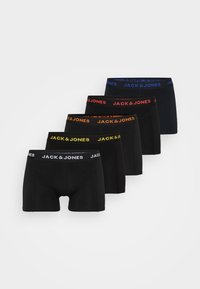 Fünf schwarze Boxer-Briefs für Männer mit Bündchen in Weiß, Gelb, Orange, Rot und Blau, jeweils mit dem Schriftzug "JACK & JONES".
