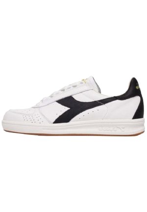 Sneaker bianca con accenti neri. Parte superiore in pelle liscia, dettagli perforati, chiusura con lacci piatti e suola in gomma con un logo discreto.
