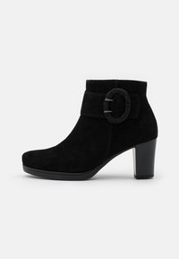 Botines de ante negro con punta redonda, que presentan un adorno de hebilla texturizada en el lateral y un tacón robusto para mayor estabilidad.