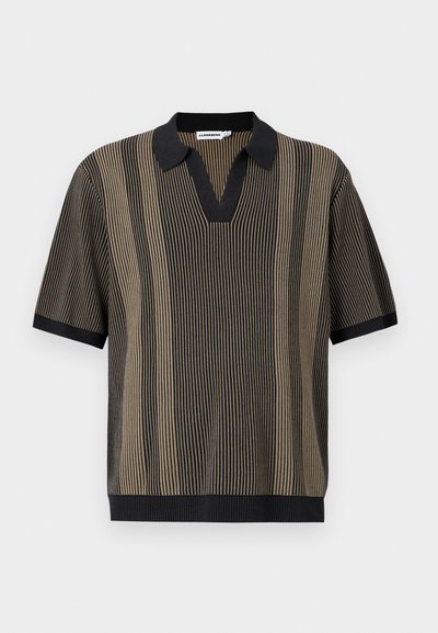 Polo en maille à manches courtes avec rayures verticales noires et beiges, col et poignets noirs.