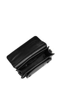 Borsa a tracolla in pelle nera, forma rettangolare, texture liscia, scomparto con zip e dettagli in metallo. Vista aperta che rivela lo spazio interno.