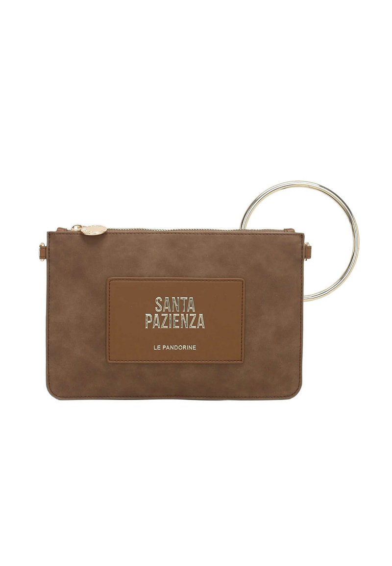 Bustina marrone in similpelle con texture liscia, manico ad anello in argento e patch frontale con il logo "SANTA PAZIENZA LE PANDORINE."