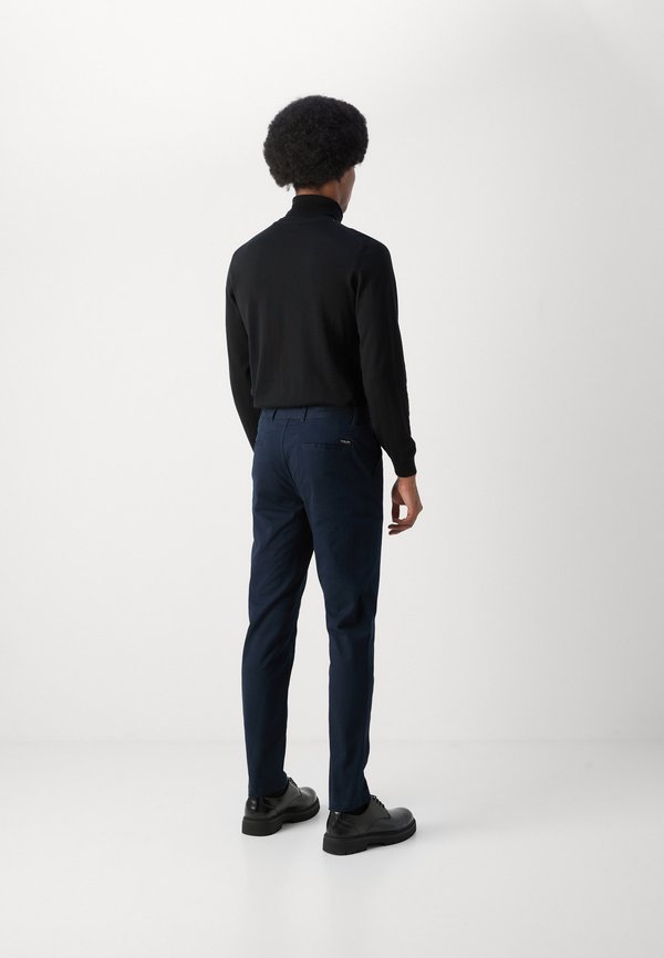 CORE STUART - Chinos - night3