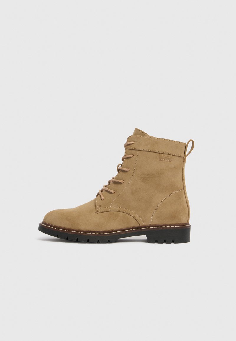 Botines con cordones
