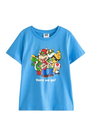 Blå børne-T-shirt med Super Mario-figurerne Mario, Luigi, Yoshi, Bowser og Toad over teksten "Here we go!"