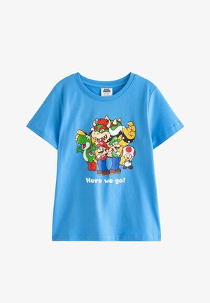 Blå børne-T-shirt med Super Mario-figurerne Mario, Luigi, Yoshi, Bowser og Toad over teksten "Here we go!"