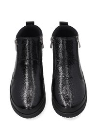 Černé kotníkové boty s lesklou, popraskanou koženou texturou, s metalickými zipy na každé straně a robustními černými podrážkami.