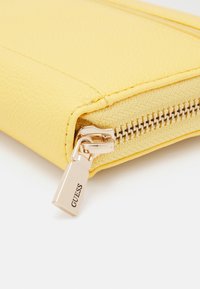 Guess LAUREL LARGE ZIP AROUND - Carteira - lemon