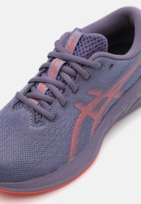 Violet sportiniai bateliai su mesh medžiaga, tekstūruota audinė,oranžinėmis akcentais ir plokščiomis raišteliais. Visiškai paminkštintas padas ir firminis logotipas.