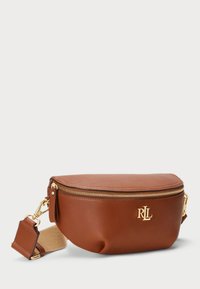 Brun skinnfannypack med gullfarget hardware, buet form, glidelås og en preget logo på forsiden. Støttestrikk for allsidighet.