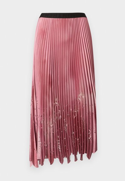 Jupe midi plissée en satin dégradé rose, avec une ceinture élastique noire et des détails floraux découpés près de l'ourlet. Texture lisse.