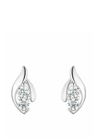 Silverörhängen med en böjd design som har två runda, klara ädelstenar i varje örhänge, uppvisade mot en vit bakgrund.