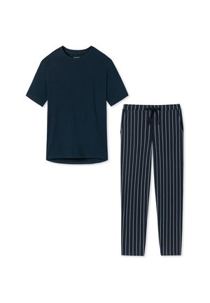 Ciemnoniebieska bawełniana koszulka z krótkim rękawem, zestawiona z granatowymi spodniami dresowymi w pionowe białe paski i z kieszeniami bocznymi.