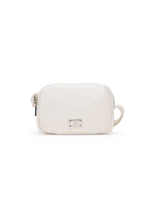 Neceser de cosméticos blanco texturizado con forma rectangular, herrajes plateados y una placa de logo prominente en la parte frontal. Cuenta con cierre de cremallera.