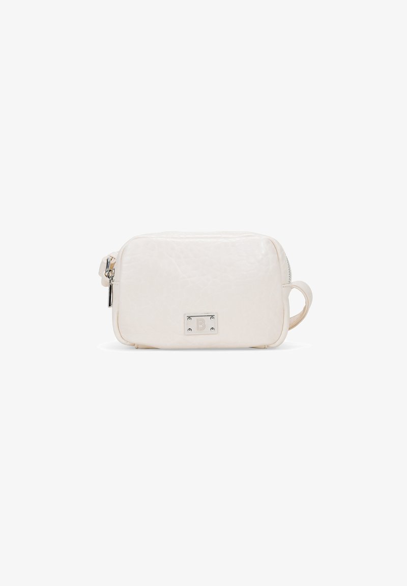 Neceser de cosméticos blanco texturizado con forma rectangular, herrajes plateados y una placa de logo prominente en la parte frontal. Cuenta con cierre de cremallera.