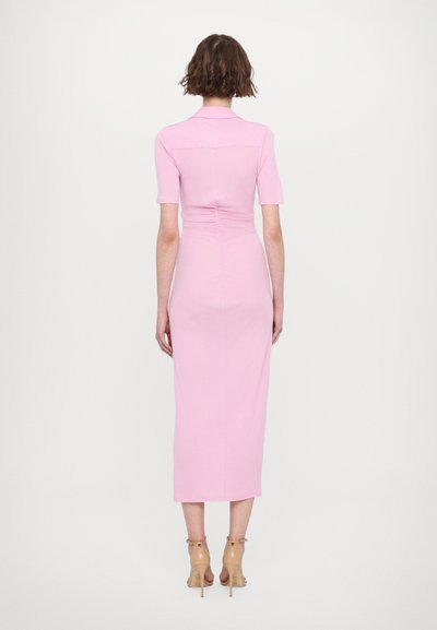 Aansluitende roze midi-jurk met korte mouwen, een kraag en geraffineerde details in de taille. Glad fabric met een gestroomlijnde silhouet.
