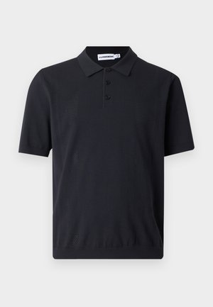 Črna polo majica s kratkimi rokavi s tremi gumbi, teksturiranimi navpičnimi črtami spredaj in označbo blagovne znamke znotraj ovratnika.