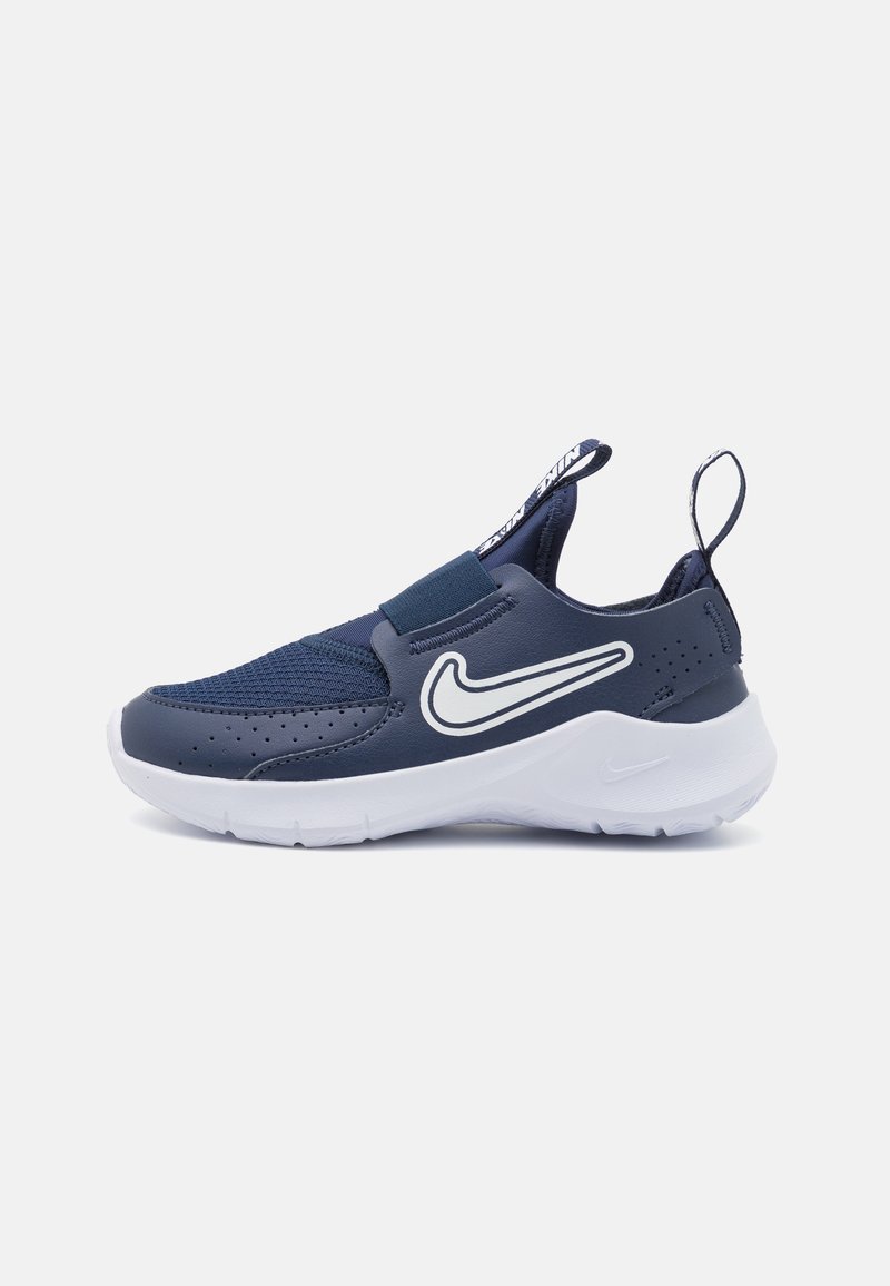 Baskets navy à enfiler avec une tige en maille, des superpositions synthétiques, un col rembourré, une semelle en caoutchouc blanche et un accent remarquable du logo Nike swoosh.