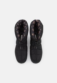 Botas aislantes negras con un diseño acolchado, punta redondeada y parte superior ajustada. El forro interior presenta un diseño estampado en tonos bronce.