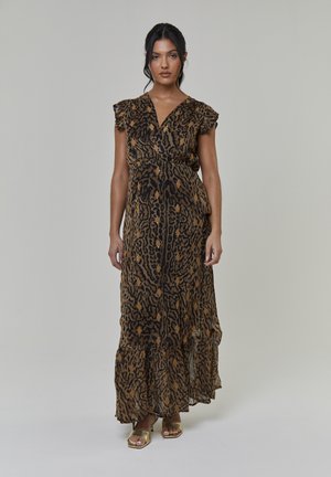 Robe maxi en tissu léger et transparent marron avec imprimé léopard noir et manches à volants. Design fluide avec ourlet à volants.