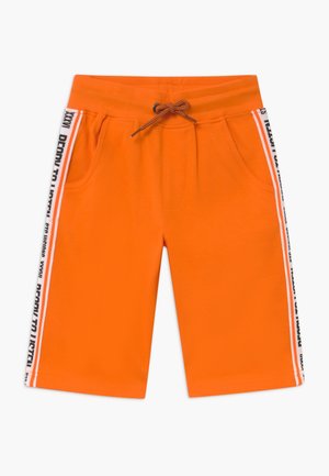 Helt orange knælange shorts med elastisk talje, snøre, sidelommer og hvide sidelister med sort tekst.