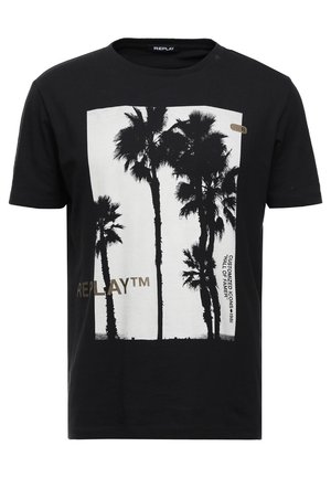 Camiseta negra con una estampación rectangular blanca de altas palmeras y el texto "REPLAY TM" y "CUSTOMIZED ICONS 1981" en la parte delantera.