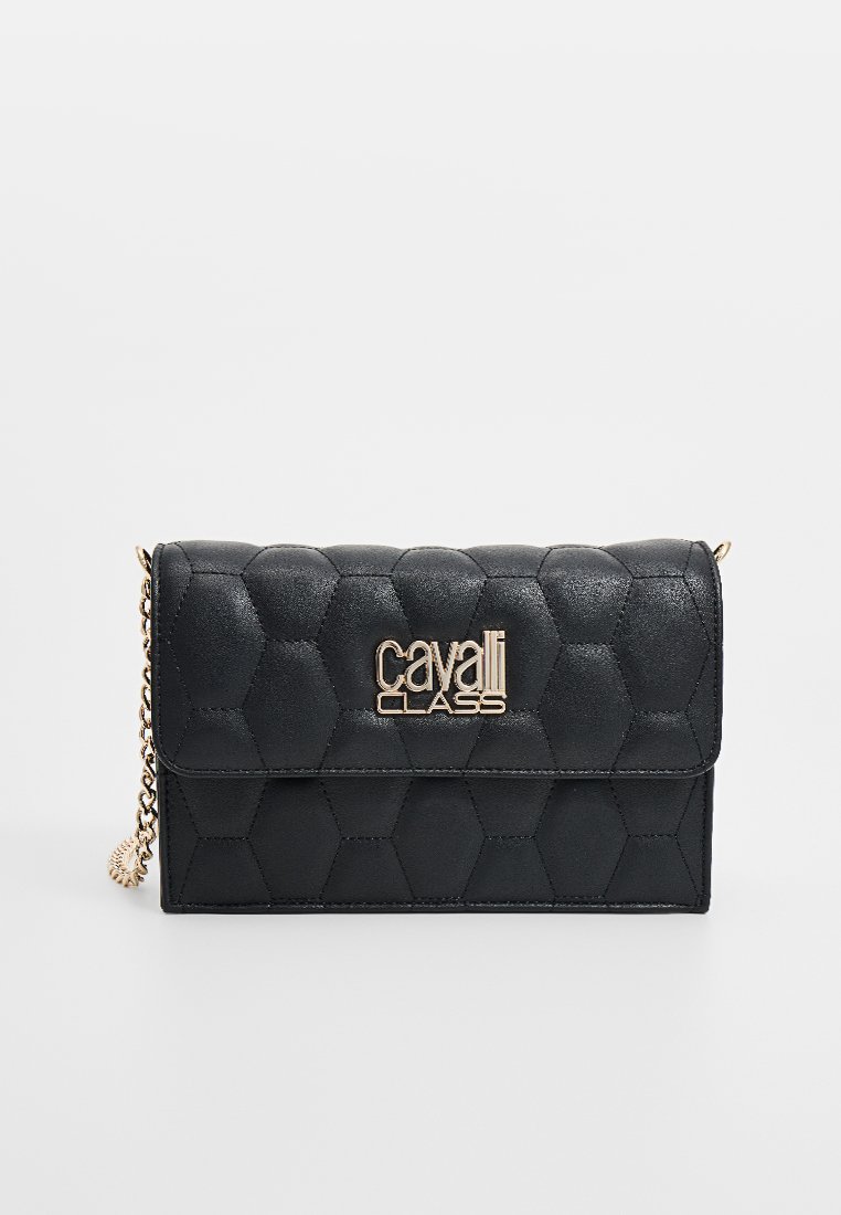 Cartera negra acolchada con patrón hexagonal, que presenta un logo en tono dorado y una correa de cadena. Textura suave y cierre con solapa.