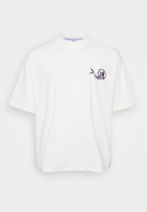 Camiseta branca de algodão com mangas curtas, apresentando um design impresso de um peixe e texto no lado esquerdo do peito, próximo ao decote.