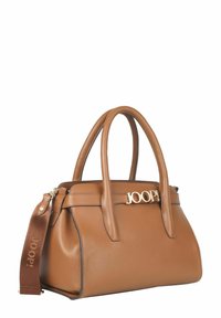 Sac à main en cuir marron avec doubles poignées supérieures, accent de logo en ton doré, surface texturée et bandoulière amovible.