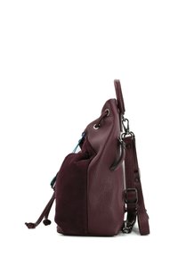 Borsa in pelle e suede color marrone scuro con finitura testurizzata, tracolla regolabile, chiusura con coulisse e dettagli in metallo blu a contrasto.