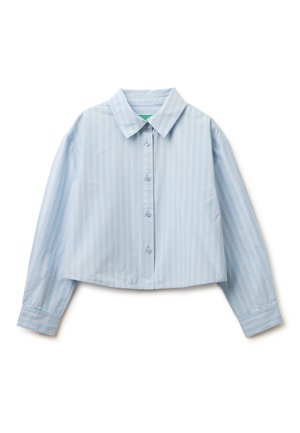 Lichtblauw cropped overhemd met lange mouwen, dunne verticale roze en witte strepen en een puntige kraag.