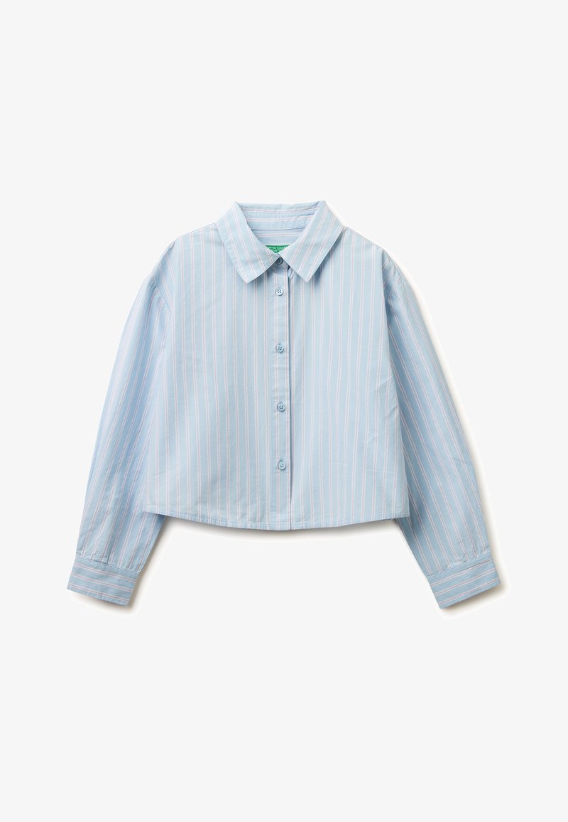 Camisa corta de manga larga azul claro con finas rayas verticales rosas y blancas y cuello puntiagudo.