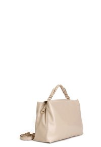 Beige læder håndtaske med en struktureret form, snoet topgreb, aftagelig skulderrem og hardware-detaljer i gyldent toneskala.