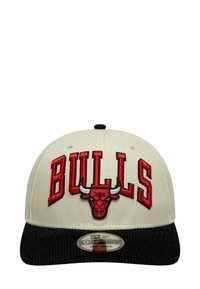 Gorra de béisbol beige con visera de pana negra; presenta el texto bordado en rojo "BULLS" y un logo de toro en la parte frontal.