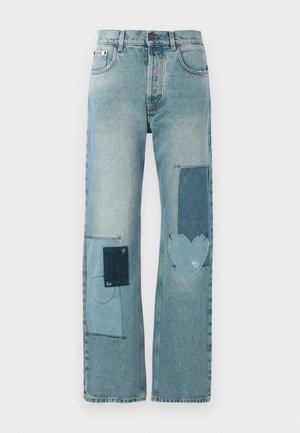 Licht gewassen denim jeans met een recht model. Bevat meerdere contrasterende patches, waaronder een hartvorm en systematische stikdetails.