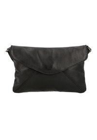 Sort læder clutch med fold-over top, der har en glat tekstur og vinklede detaljer. Kompakt design egnet til det nødvendige.