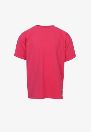 Effen felroze T-shirt met korte mouwen, opgerolde manchetten en een klein beige label dicht bij de onderzoom, tegen een witte achtergrond.