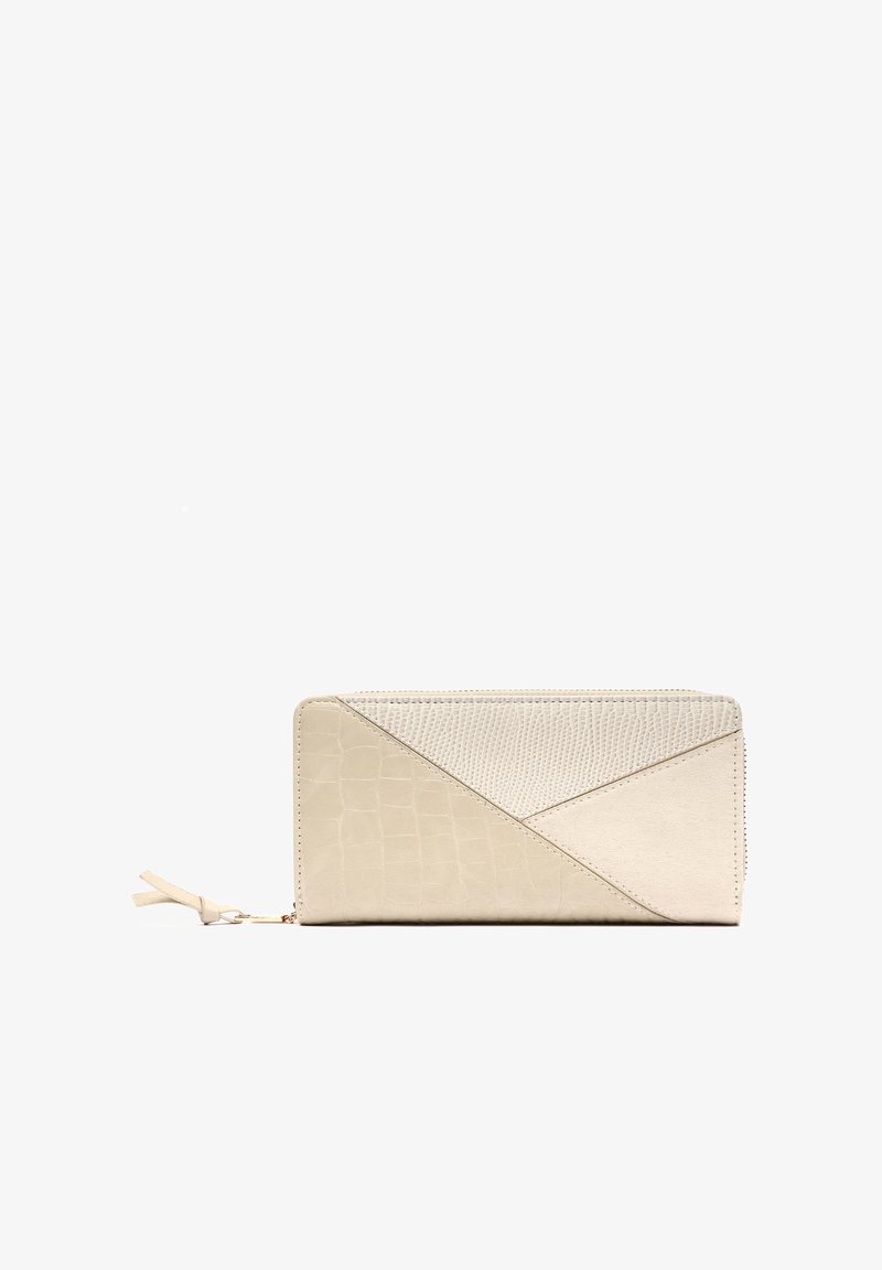 Krämfärgad plånbok med en strukturerad krokodilsmönster, geometrisk design med släta detaljer och ett blixtlås med en tofs.