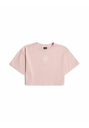 Lichtroze cropped t-shirt met korte mouwen en kleine witte geborduurde tekst op de borst en een ronde halslijn.