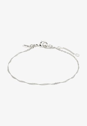 Bracelet en chaîne en argent avec un design tordu, fermeture à fermoir mousqueton et petit détail en étiquette. Texture lisse avec une finition polie.