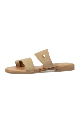 Sandalia plana beige con dos tiras de ante, una de ellas con un pequeño adorno metálico cuadrado, y un tacón bajo apilado.