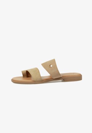 Sandalia plana beige con dos tiras de ante, una de ellas con un pequeño adorno metálico cuadrado, y un tacón bajo apilado.