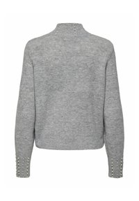 Grå strikket genser med høy hals, ribbestrikket kant og perleacenter på ermene. Myk tekstur, avslappet passform og hele ermer.