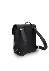 Svart syntetisk väska med en strukturerad design, som har ett topphandtag, justerbar axelrem och detaljer i guldfärg.