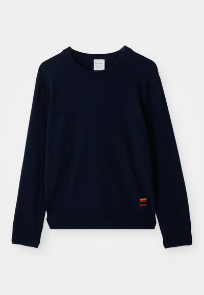 Mornarsko modra dolga majica s krojem in rebrastimi manšetami ter robom, z majhnim večbarvnim prugastim zidarskim logotipom blizu spodnjega dela.