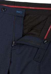 Marineblaue Hosen mit glatter Textur, Reißverschluss und Knopfverschluss sowie einer sicheren Innentasche mit roter Akzentinierung.